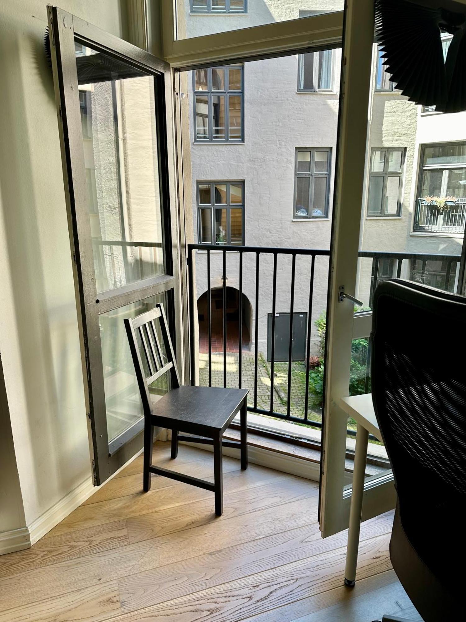 Classical 3 Bedroom, 2 Bath, Minutes From Royal Palace, Main Shopping Street, Restaurants & Downtown Oslo Bagian luar foto