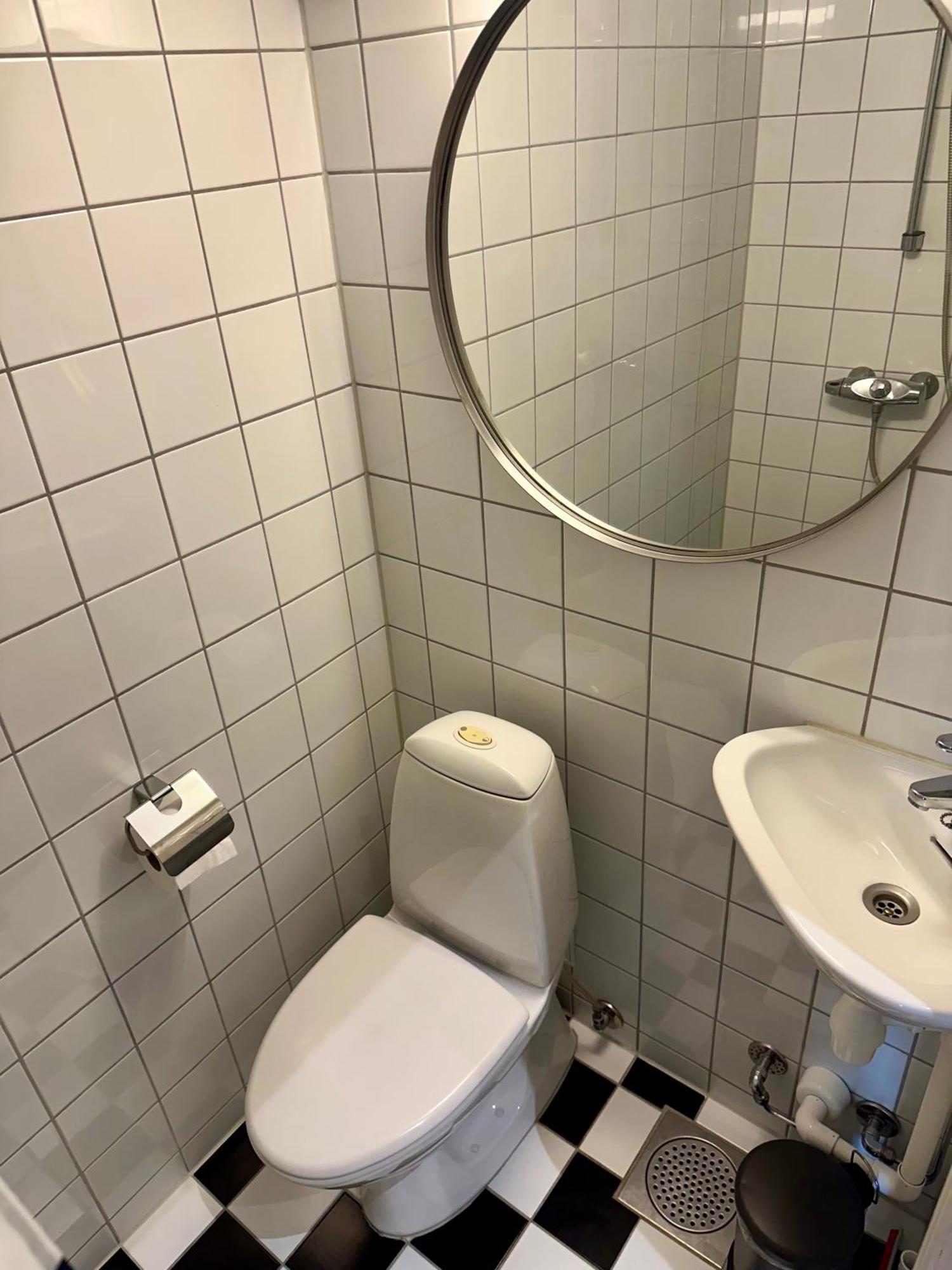 Classical 3 Bedroom, 2 Bath, Minutes From Royal Palace, Main Shopping Street, Restaurants & Downtown Oslo Bagian luar foto