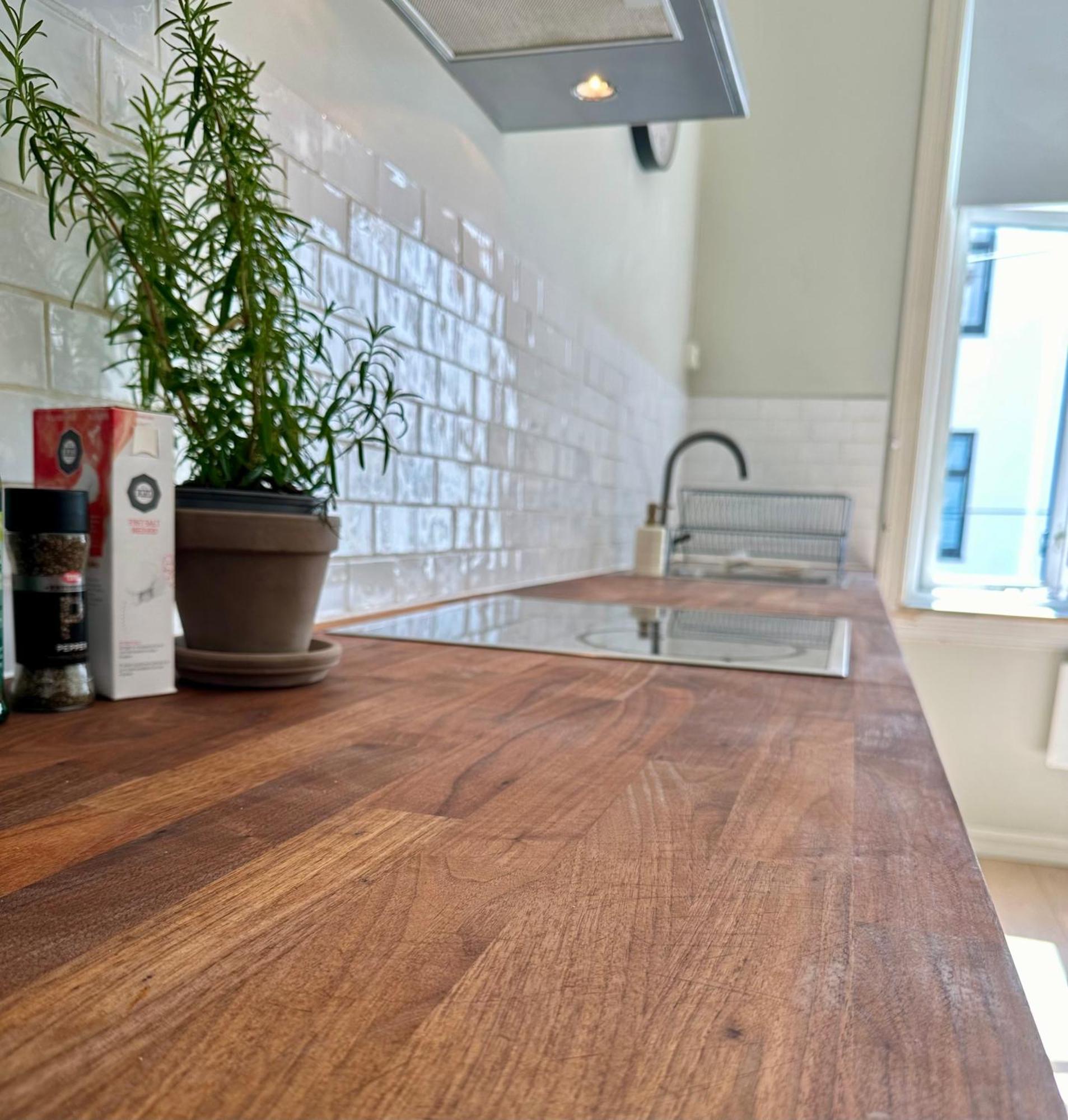 Classical 3 Bedroom, 2 Bath, Minutes From Royal Palace, Main Shopping Street, Restaurants & Downtown Oslo Bagian luar foto